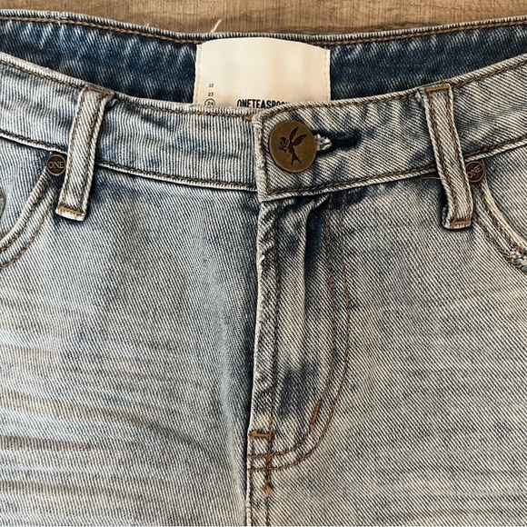 OneTeaspoon Stevie’s Boyfriend Shorts Light Wash Distressed Size 24 - Picture 6 of 8